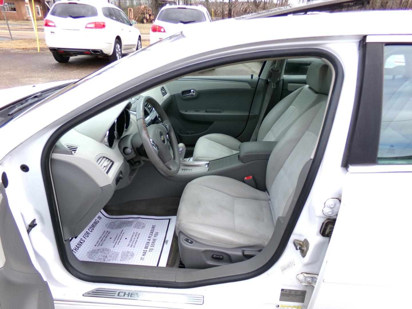 2009 White /Gray Chevrolet Malibu LT (1G1ZJ57779F) with an 3.6L engine, automatic transmission, located at 401 First NE, Bearden, AR, 71720, (870) 687-3414, 33.726528, -92.611519 - Photo#7